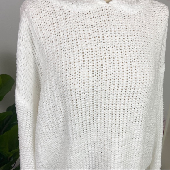 🌿 WHITE HOODIE SWEATER🌿 - Picture 3 of 6